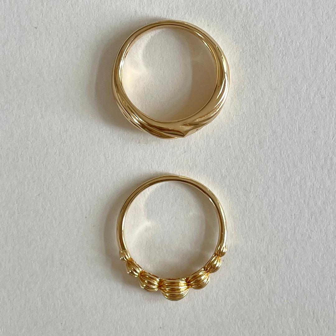 Ring with structured balls - 124140Y